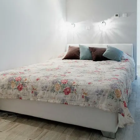 Old Market Place Apartman *